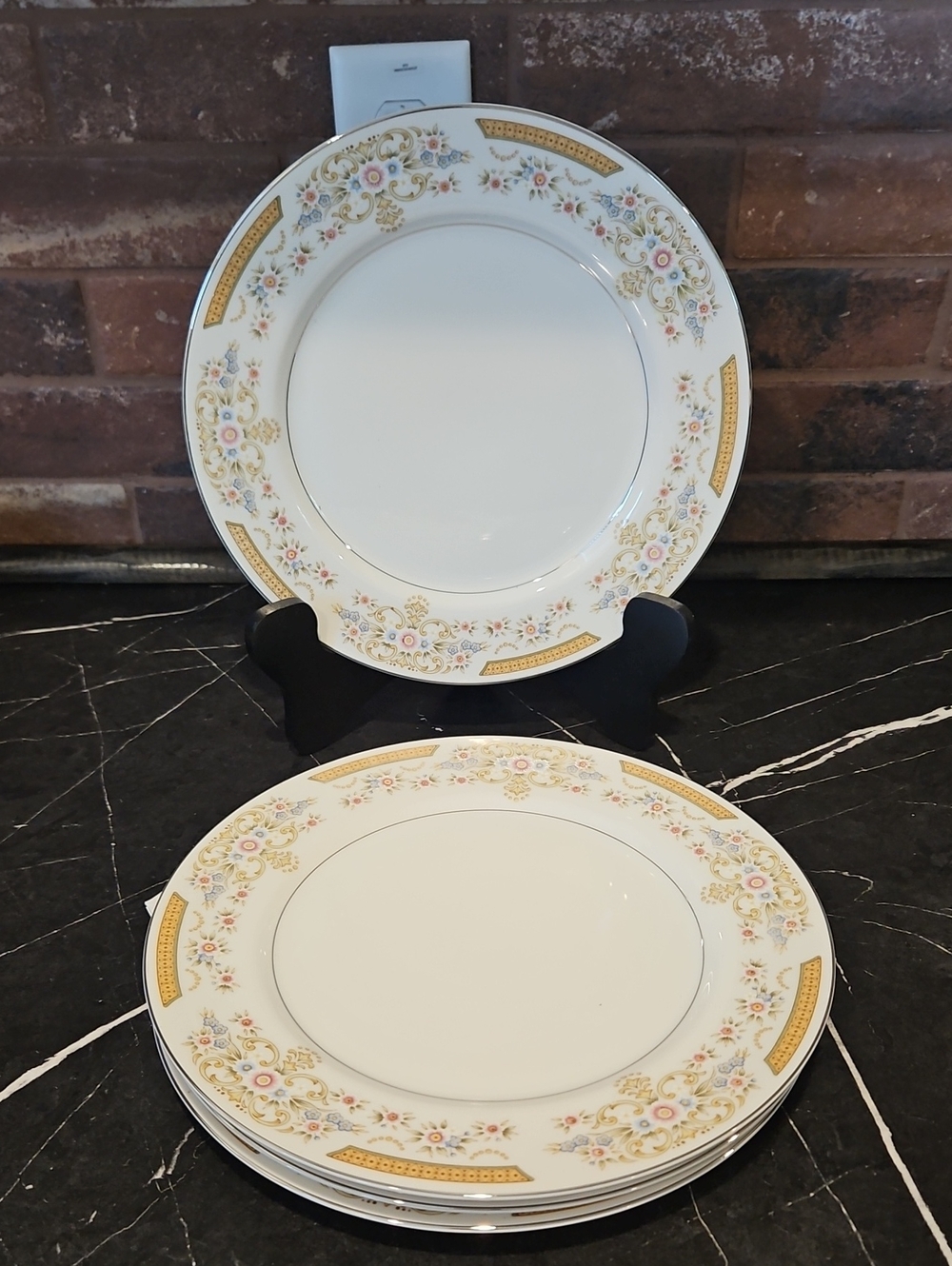 Cornet 117 Classic Floral Gold-Trim 4 Dinner Plates - Cream and Gold